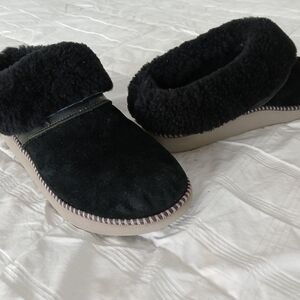Black OluKai Slippers with Durable Sole